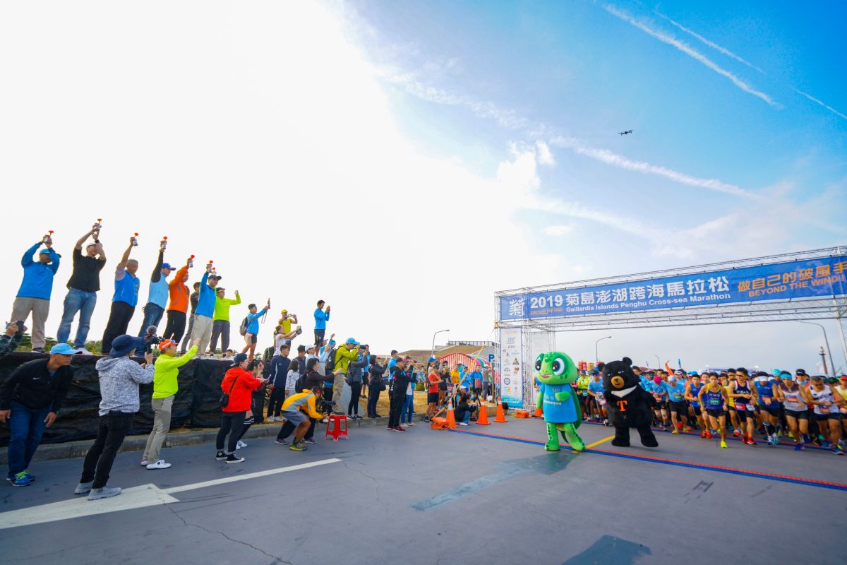 ▲湖將於 11 月 1 日將舉辦第 4 屆菊島澎湖跨海馬拉松，賽事結合跨海及跳島等特色，讓跑者除了欣賞沿途海景外，還可以在補給站品嚐在地美食。（圖／觀光局）