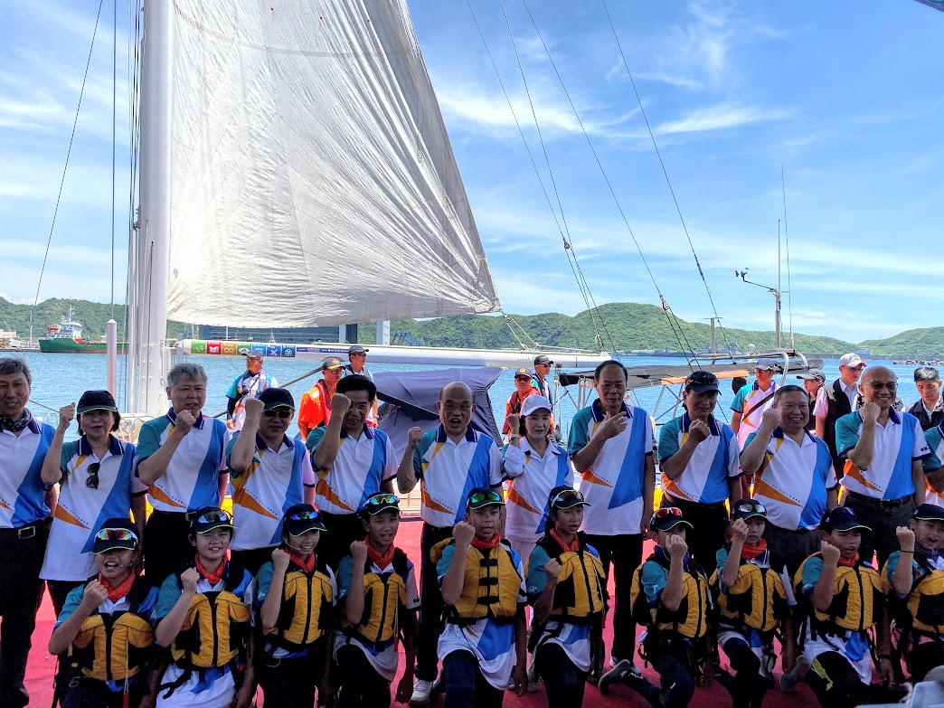 ▲行政院長蘇貞昌與岳明國小小帆手及出席啟航典禮貴賓合影。（圖／記者李清貴攝,2020.7.14)