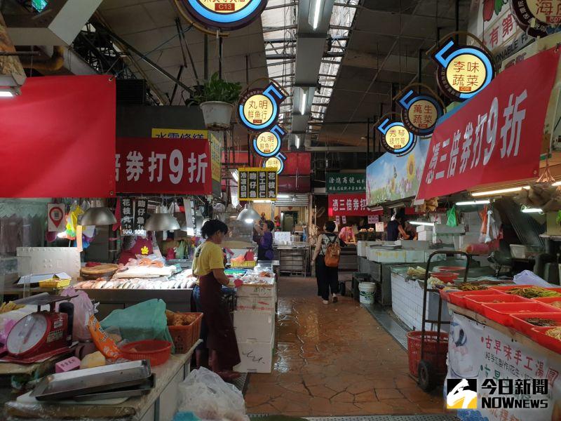 ▲台中市第五市場迎接三倍券上路準備好了,參與結盟的攤商,高掛折扣紅彩吸客。(圖/金武鳳攝,2020.7.14)