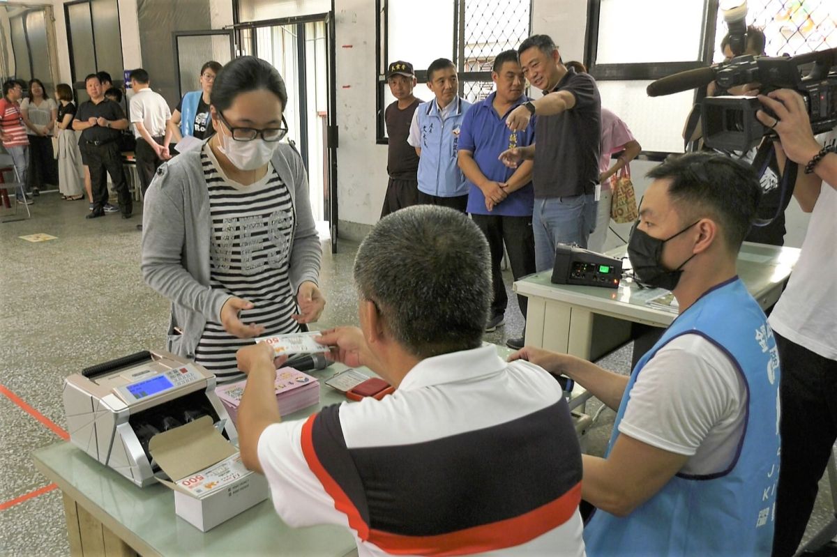 ▲金門縣府進行振興券發放流程模擬演練。(圖/記者蔡若喬攝)