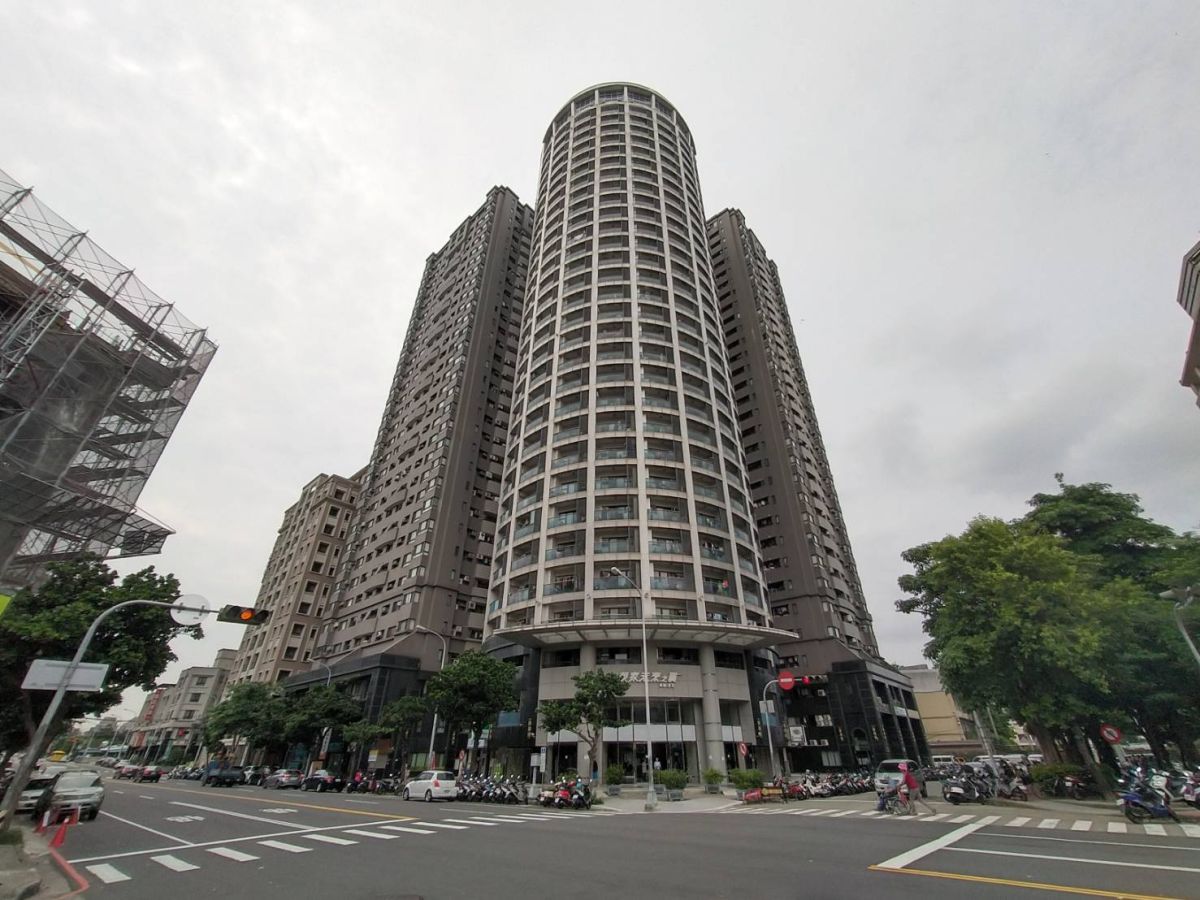 ▲套房坐落的位置若佳，房貸也能有好成數。圖為台中知名的套房社區「未來之翼」。（圖／信義房屋提供） 