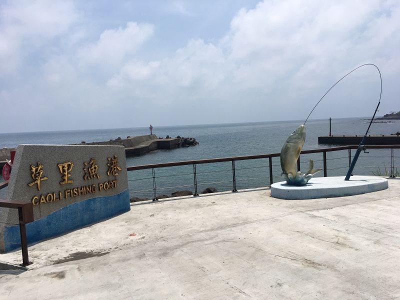 ▲草里釣魚吧系列活動包含有夏日夜間親子釣魚、親子炭烤、垂釣天堂拍賣會、港邊音樂會、魚拓體驗、一夜干製作教學、金山街頭展演、漁網染頭巾DIY、放天燈等。(圖/新北市漁業處提供)