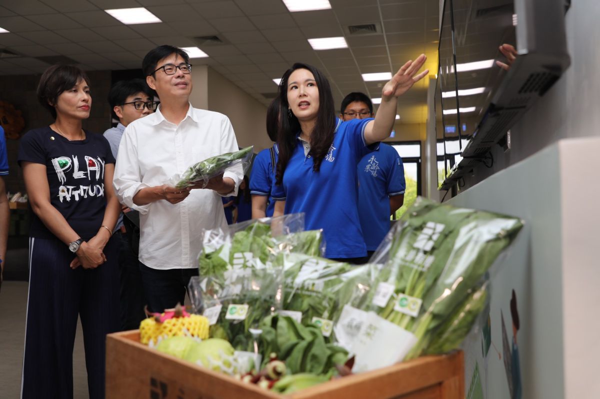 ▲陳其邁今（14）日下午參訪杉林區的永齡杉林有機農業園區，永齡基金會執行長劉宥彤全程陪同。（圖／陳其邁競選辦公室提供）