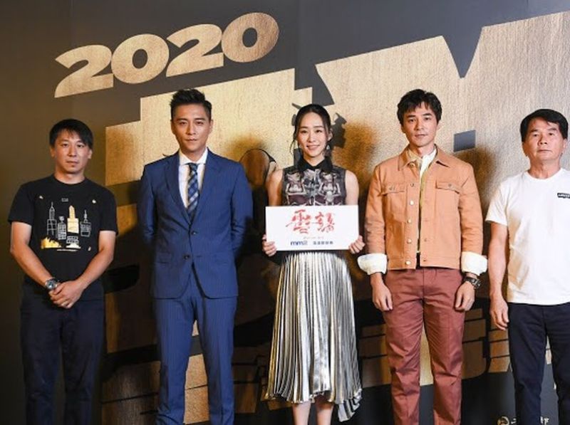 ▲鄭人碩(左二)、吳可熙(左三)、是元介(右二)主演電影《靈語》。(圖/海鵬)