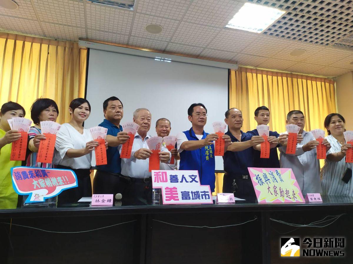 ▲彰化縣和美鎮長阮厚爵今（14）日宣佈加碼現金發放600元振興消費禮金，預計一個星期內發放。（圖／記者葉靜美攝，2020.07.14）
