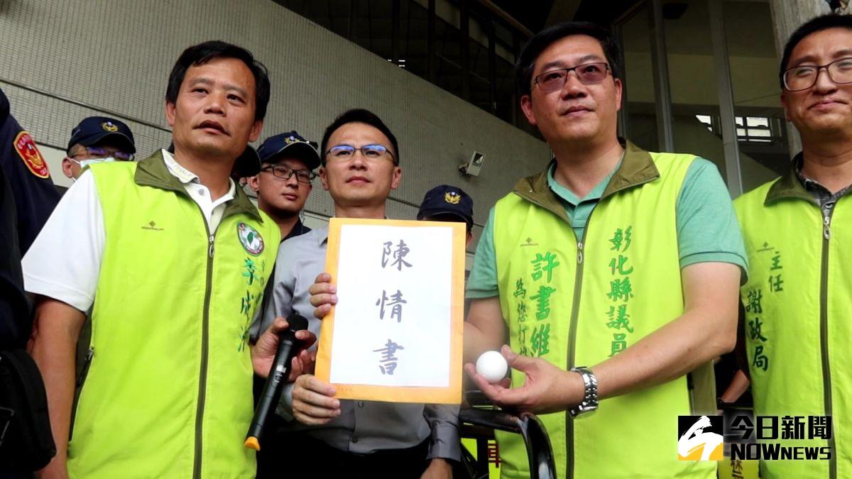 ▲在群眾強硬的態度下，建設處代理處長陳威宏出面接下陳情書，並答應1周內舉行地方說明會。（圖／記者陳雅芳攝，2020.07.14）