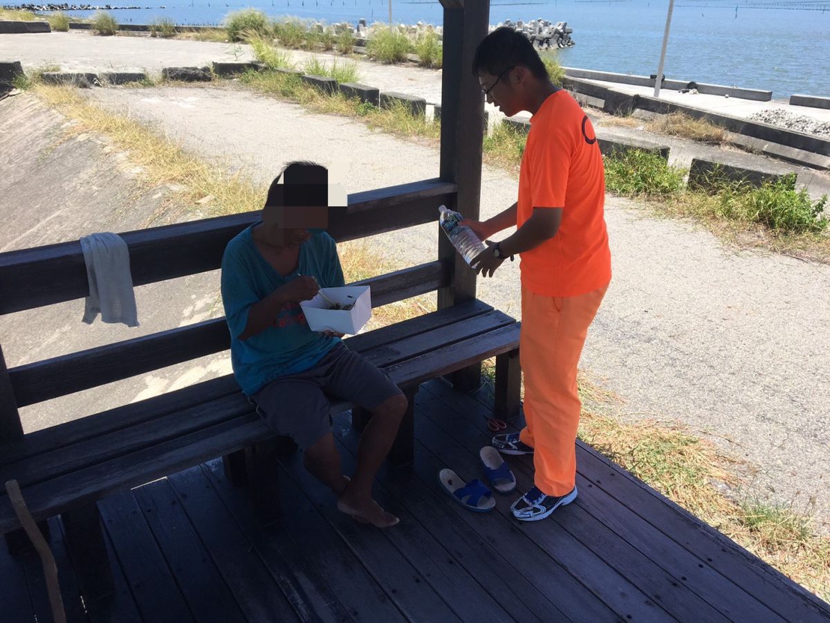 ▲失蹤近30日男子因不熟悉返家路近1個月，所長立即給予安撫並提供熱食及飲水。（圖／記者蘇榮泉攝，2020.07.14）