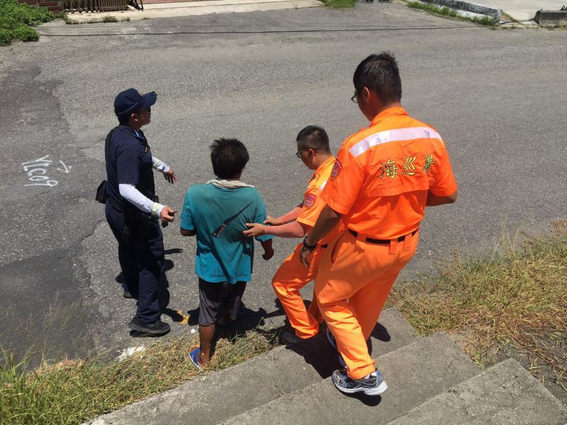 ▲台子港安檢所守望人員與金湖派出所人員安撫男子情緒。(圖/記者蘇榮泉攝,2020.07.14)