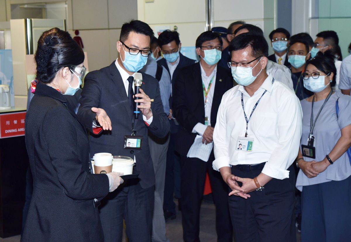 ▲林佳龍親向所有第一線工作人員致意、打氣，希望國際疫情能早日結束，讓臺灣再度成為觀光客旅遊熱門首選。（圖／桃園機場公司提供）