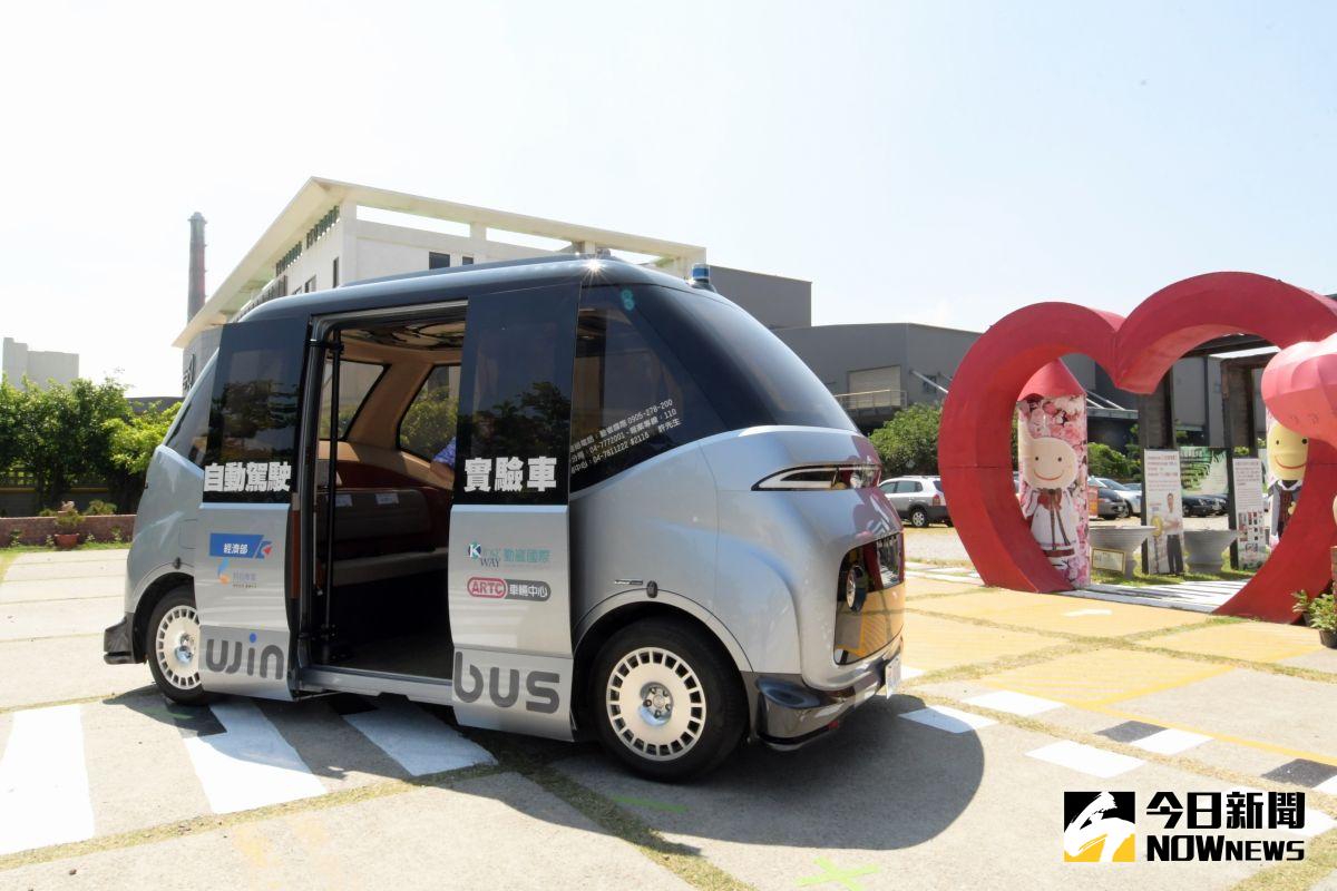 ▲彰濱自駕觀光小巴載客上路，彰化縣成為全國第一個推出自駕車的縣市，路程行經彰濱工業區觀光工廠。（圖／記者陳雅芳攝，2020.07.14）