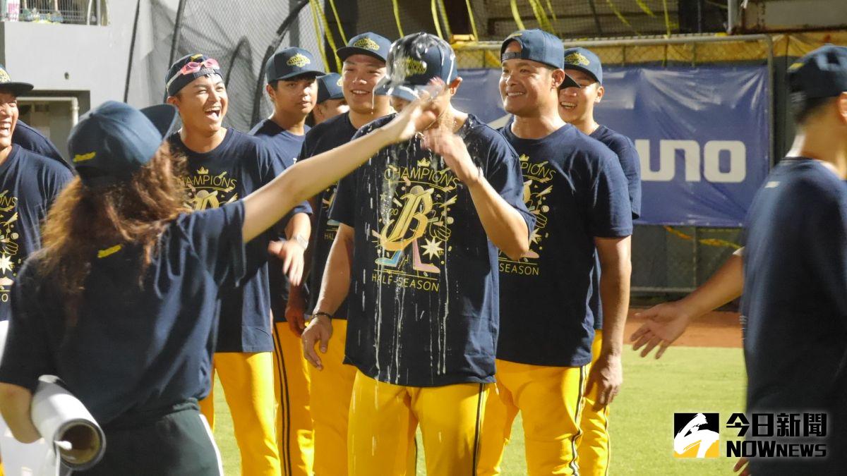 ▲林智勝為丘昌榮慶祝。（圖／吳政紘攝）