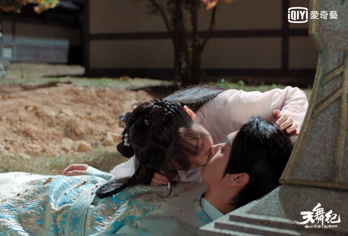 ▲許凱埋土裡過久暈倒被吳佳怡人工呼吸。（圖 / 愛奇藝台灣站提供）
