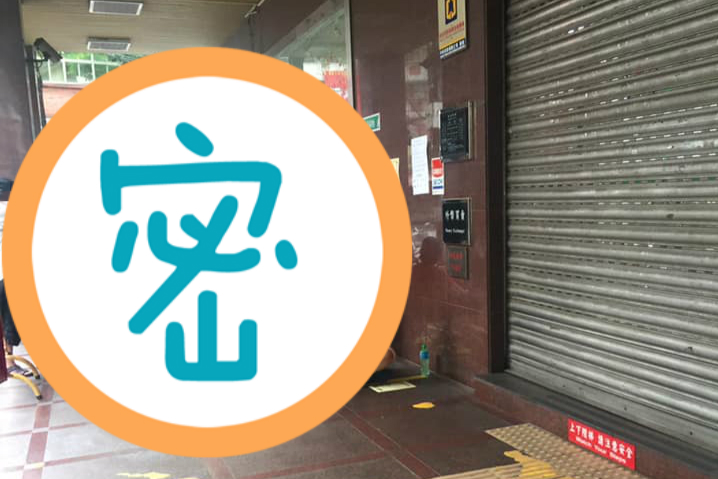 ▲網友分享郵局門前排隊情況。（圖／翻攝自爆廢公社）