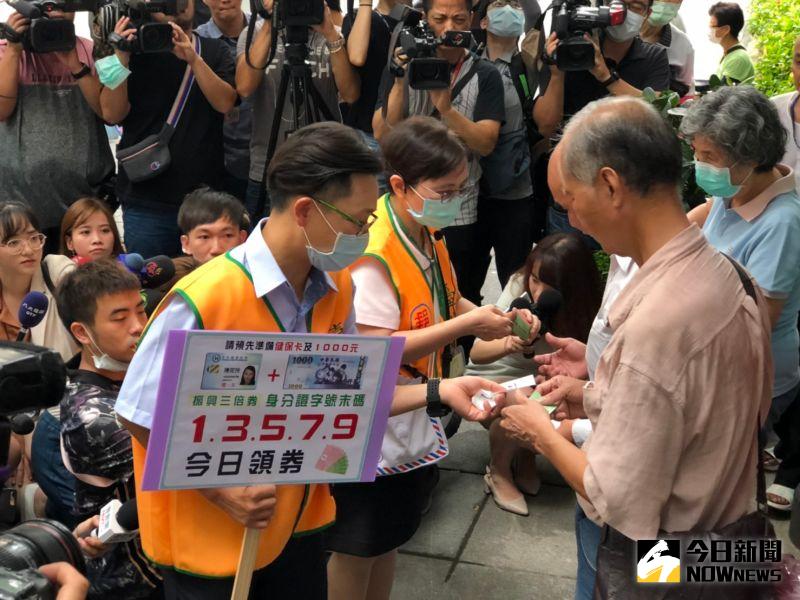 ▲郵局開賣振興三倍券,民眾今( 15 )日凌晨 4 點多就來排隊,就怕像之前口罩之亂一樣搶不到三倍券。(圖/記者陳致宇攝,2020.7.15)