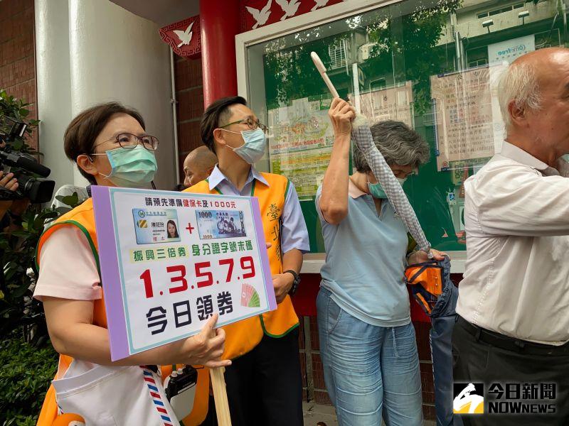 ▲民眾清晨就到北門郵局前排隊,因怕像口罩之亂一樣搶不到三倍券。(圖/記者朱啟瑜攝,2020.7.15)