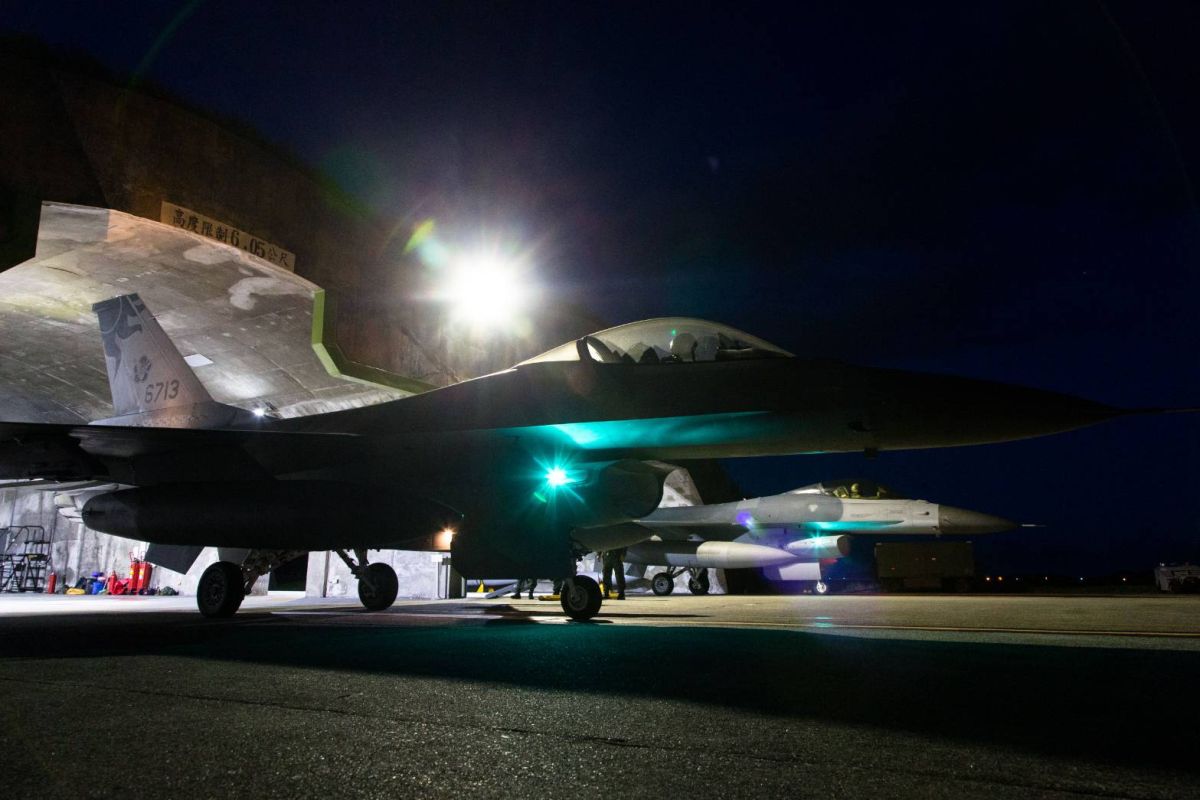 ▲漢光演習進行夜間防空攔截作戰，F-16待命升空。（圖／軍聞社）