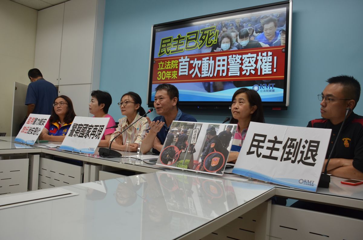 ▲針對14日上千名員警進入立法院阻擋國民黨團杯葛陳菊，黨團15日開記者會，要求下令者出面。 (圖/國民黨團提供)