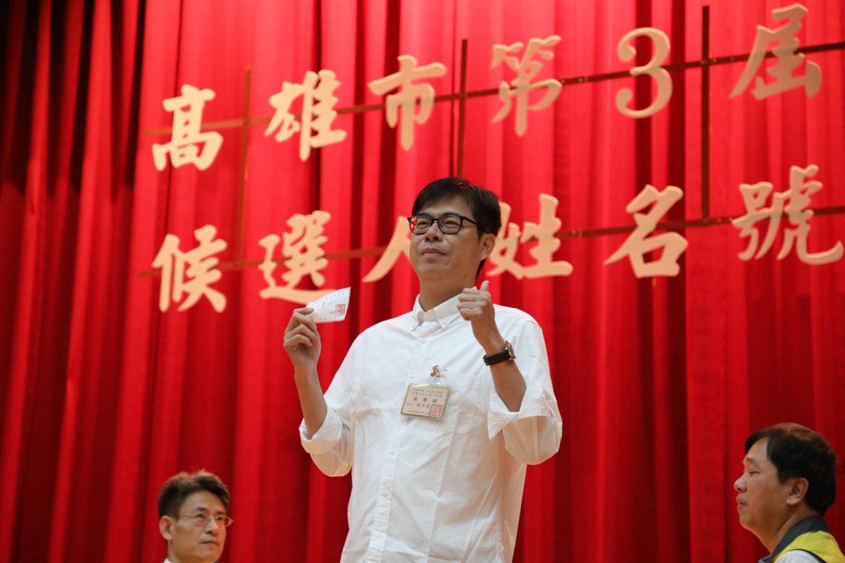 ▲高雄市第三屆市長補選候選人今(15)日舉辦號次抽籤出爐，抽籤結果則分別為陳其邁抽中1號籤王，陳其邁陣營立刻喊出「一馬當先」、「第一名的市長」。(圖／陳其邁競選總部提供)