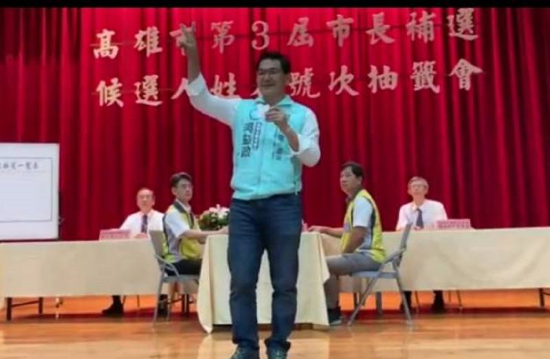 ▲▲高雄市第三屆市長補選候選人今(15)日舉辦號次抽籤出爐,民眾黨高雄市長候選人吳益政抽中2號,吳益政喊「陽光經濟高雄前進」(圖/吳益政競選總部提供)