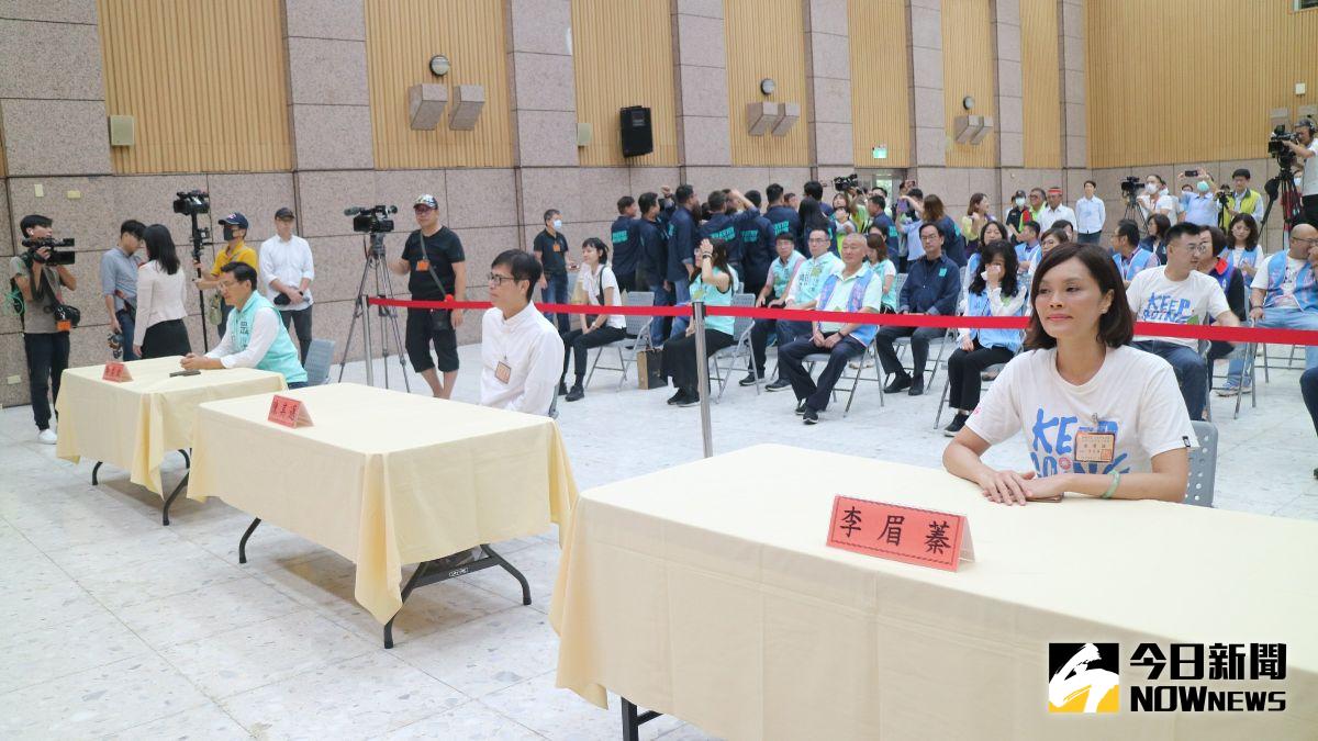 ▲高雄市長補選今（15）日上午，在鳳山行政中心辦理候選人姓名號次抽籤，3組候選人的號次分別為1號陳其邁、2號吳益政、3號李眉蓁。（圖／記者鄭婷襄攝，2020.07.15）