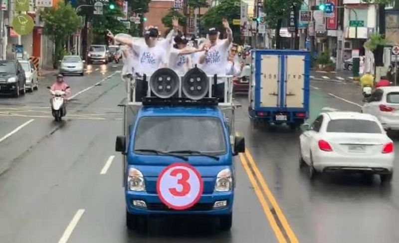 ▲高雄市第三屆市長補選候選人今(15)日舉辦號次抽籤出爐,國民黨高雄市長候選人李眉蓁抽中3號,李眉蓁陣營喊出「市長投3號幸福來報到」。(圖/李眉蓁競選總部提供)
