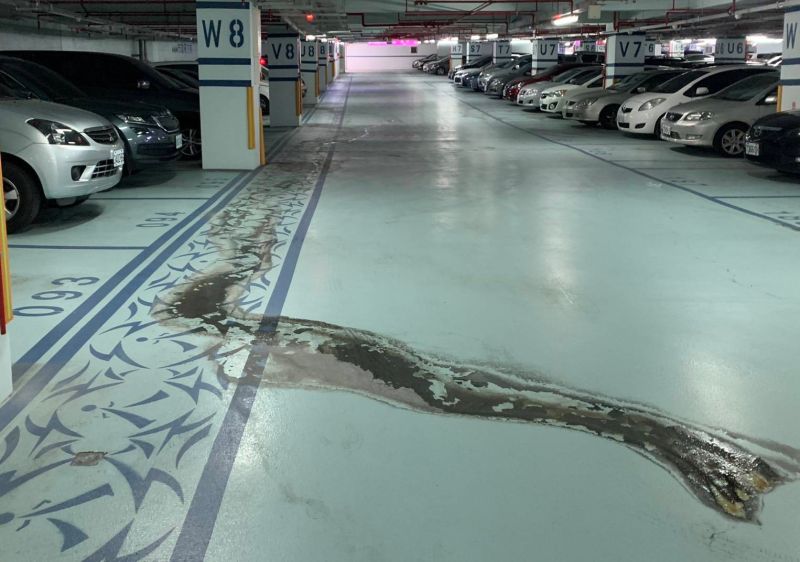 ▲議員前往市政公園地下停車場勘察,發現不只有許多地方仍有積水、地板損壞、天花板滲水水漬,還出現「滴水鐘乳石」奇景。(圖/議員提供2020.7.15)