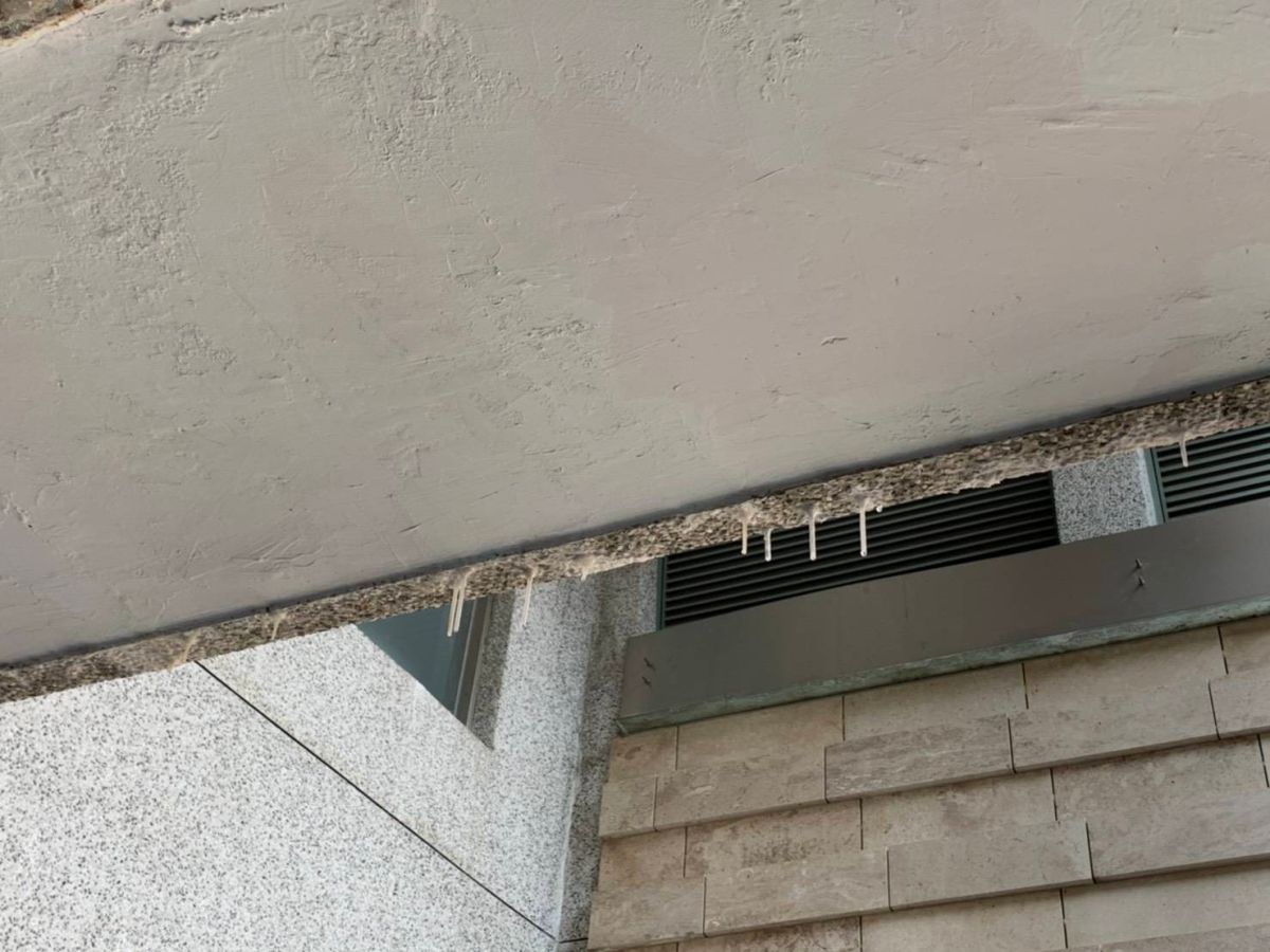 ▲員前往市政公園地下停車場勘察，發現不只有許多地方仍有積水、地板損壞、天花板滲水水漬，還出現「滴水鐘乳石」奇景。(圖／議員提供2020.7.15)