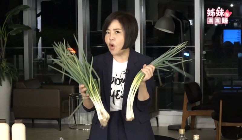 ▲于美人現身直播叫賣小農產品。(圖/翻攝姊妹淘直播)