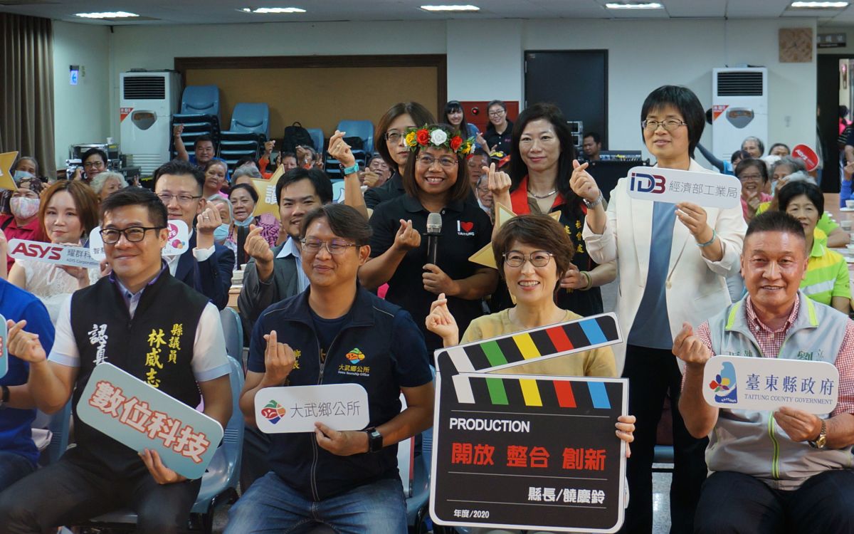 ▲臺東縣長饒慶鈴(前排右二)率經濟部工業局智慧城鄉計畫辦公室協同主持人楊惠雯(第二排右一)、耀群科技業務副總王筠琪(第二排左一)與智慧時尚總經理張育銓(第二排左二)發表臺東親安御守。(圖/臺東縣政府提供)