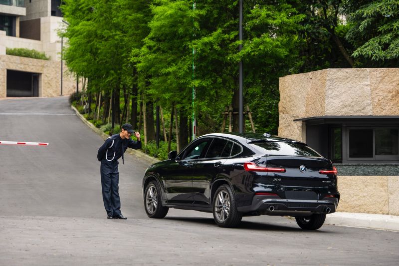 ▲經過華城路上多座崗哨與入社區再需經過3道保全人員管制，層層把關，提供頂級的防護。（圖/公關照片）