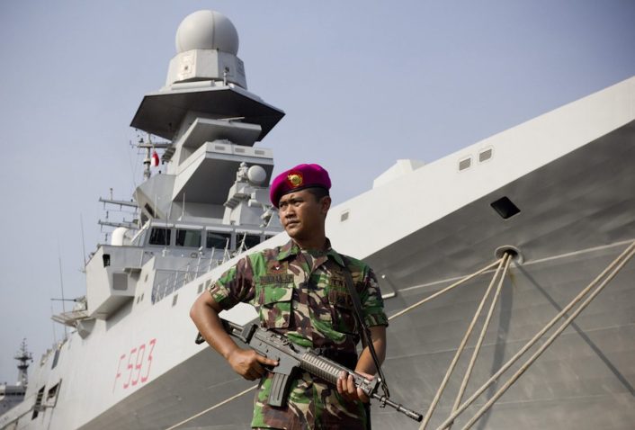 ▲美國國務院日前（ 7/13 ）首次發表聲明否認中國對南海的主權。圖為印尼士兵持槍站在船前。（圖／翻攝自 Indonesian Navy ）