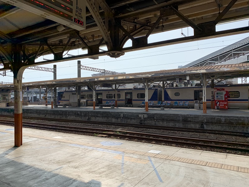 台灣鐵路局列車由嘉義開出的北上列車,在斗南前遭路人撞擊路線。(圖/非現場相片,記者陳惲朋攝)