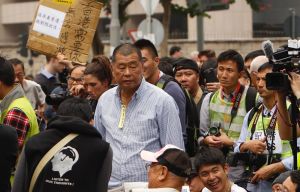 黎智英/雨傘運動 ▲2014/12/11 黎智英在雨傘運動佔中清場期間。(圖/美聯社/達志影像)