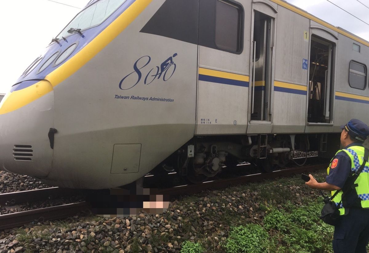 ▲1名男性路人夾在火車頭與鐵軌中間，已明顯死亡。（圖／雲林縣消防局提供）