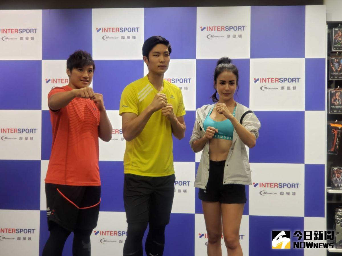 ▲新竹拳后陳念琴(左)和羽球一哥周天成及路跑女神雷艾美參加活動。（圖／黃建霖攝）