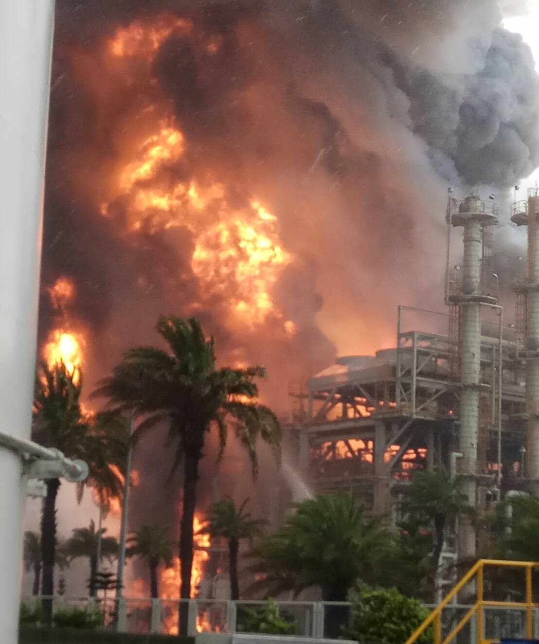 ▲六輕火勢相當猛烈，直到下午才獲控制。（圖／立法委員蘇治芬提供）