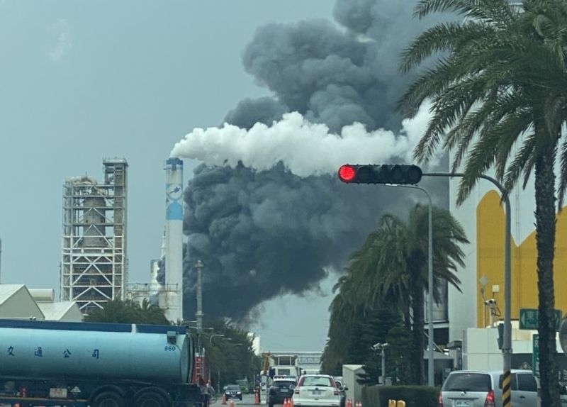 ▲台塑化麥寮廠煉製二廠濃煙直衝雲霄。（圖／立法委員蘇治芬提供）