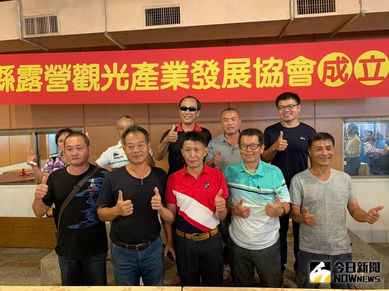 ▲嘉義縣露營觀光產業發展協會創會理、監事合影。(圖／記者陳惲朋攝）