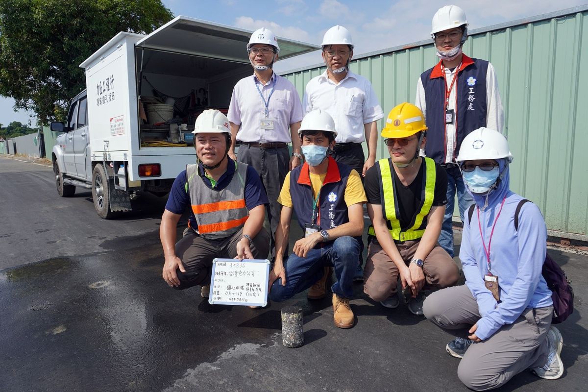 ▲抽驗項目包括瀝青厚度、瀝青壓實度及路面平整度。〔圖／嘉市府提供2020.07.15〕