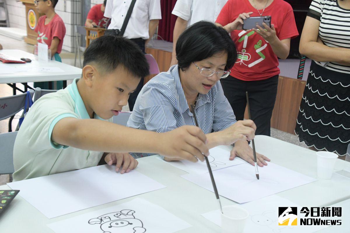▲彰化縣教育處開辦慢飛陪伴育樂營，縣長媽媽與學童們畫出白兔、綿羊及螃蟹等畫作。（圖／記者陳雅芳攝，2020.07.15）