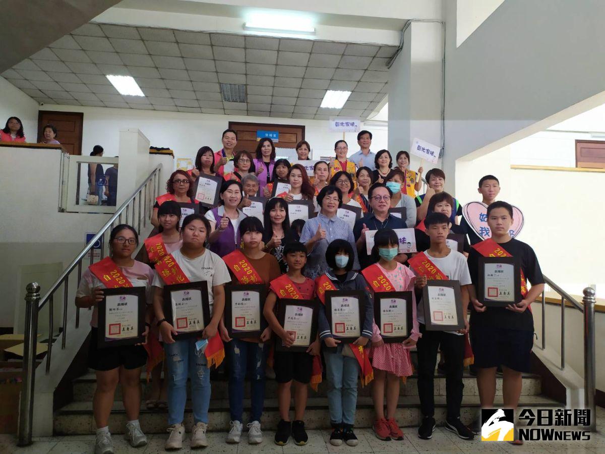 ▲彰化縣長王惠美頒發表揚狀給彰化家扶中心10位自強母親、10位自強兒童及2位模範寄養媽媽，王惠美讚揚他們是「生命中的鬥士」。（圖／記者葉靜美攝，2020.07.15）