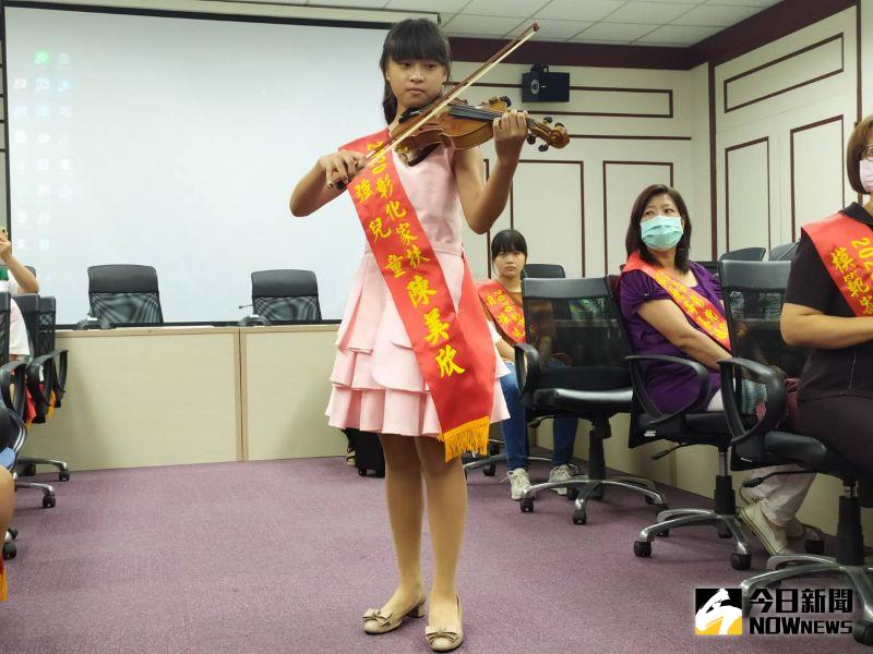 ▲來自鹿港鎮的自強兒童陳美欣,不但琴藝了得,更是抬拳高手。(圖/記者葉靜美攝,2020.07.15)
