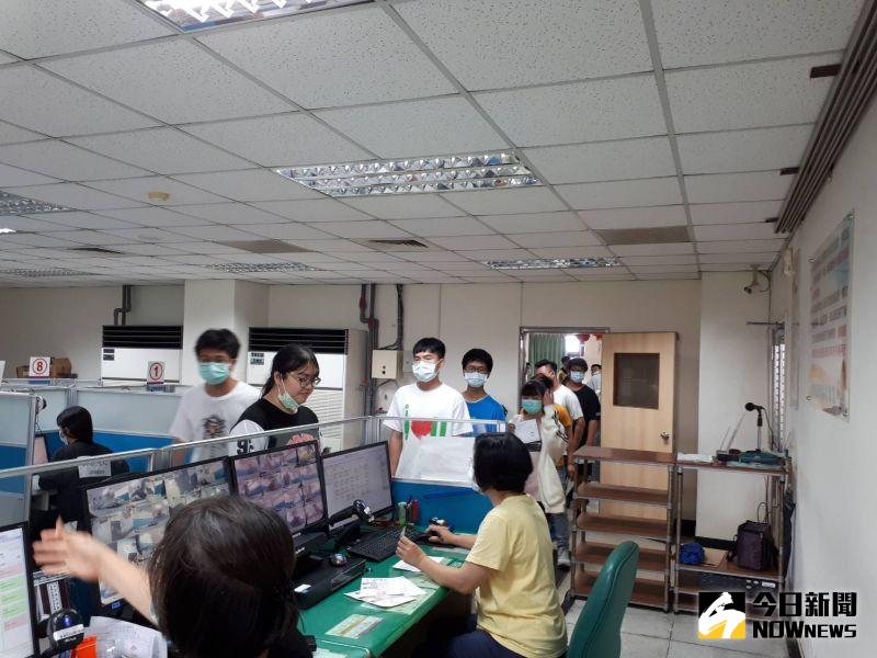 ▲筆試報到中。(圖/記者陳雅芳攝,2020.07.15)