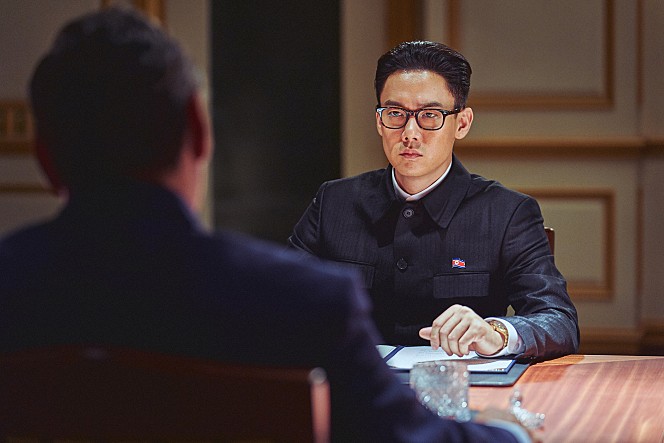 ▲片中，柳演錫飾演北韓領導人，模樣與金正恩大不同。（圖／Naver電影）
