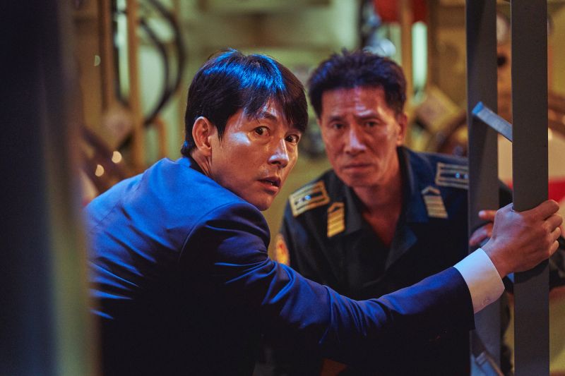 ▲▼鄭雨盛(上圖左)與柳演錫片中分別飾演南北韓領導人。(圖/Naver電影、甲上)
