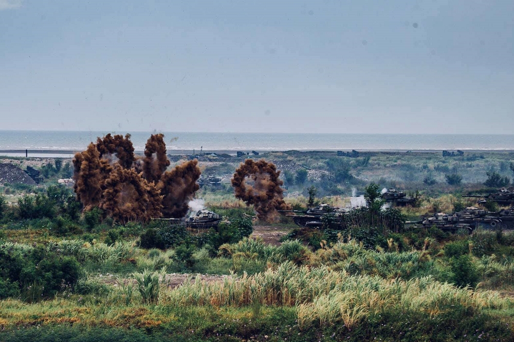 ▲漢光36號演習「三軍聯合反登陸作戰實彈操演」登場。（圖／翻攝自國防部發言人臉書）