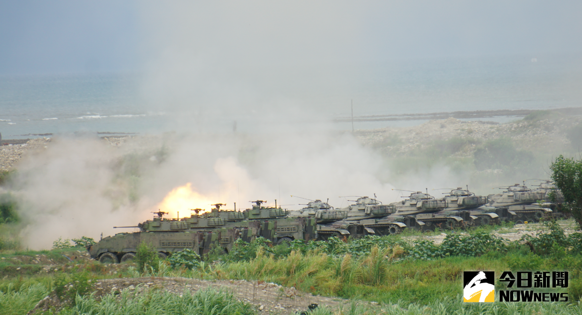 ▲漢光36號演習聯合反登陸作戰，CM34 30公釐鏈砲雲豹甲車、M60A35戰車向登陸傳團射擊。（圖／記者呂烱昌.2020.07.16）