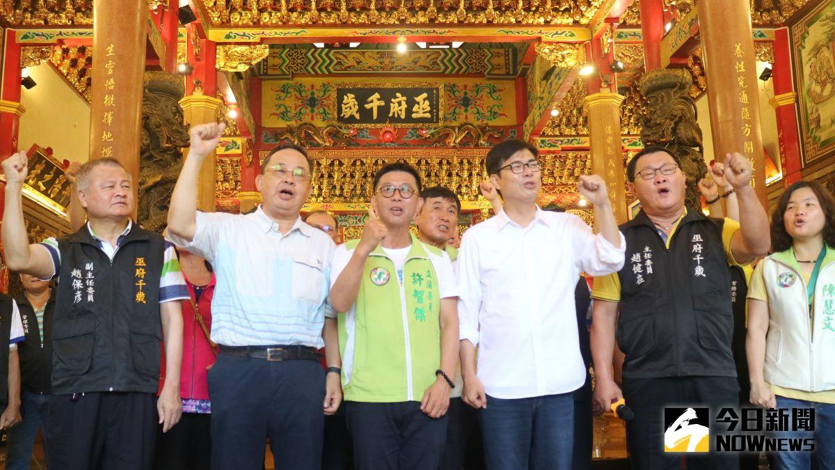 ▲陳其邁今（16）日上午前往鳳山牛稠埔北辰宮參拜，受到廟方及民眾熱烈歡迎。（圖／記者鄭婷襄攝，2020.07.16）