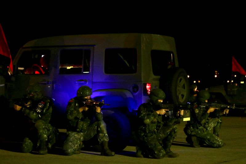 ▲憲兵参與松山機場反空機降作戰演練，對敵發動突襲。（圖／軍聞社提供）