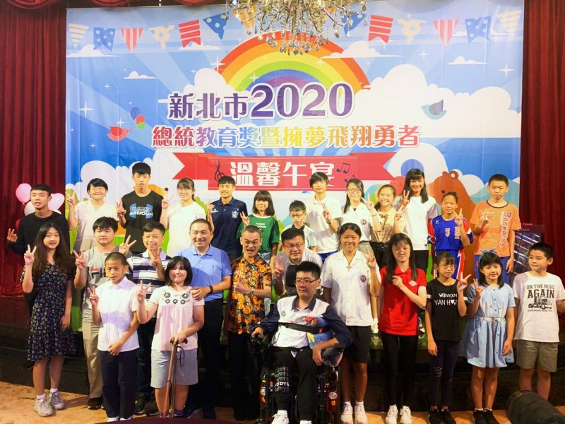 ▲新北市府今(16)日舉辦總統教育獎暨擁夢飛翔勇者溫馨午宴,市長侯友宜親自為總統教育獎初審或複審學生鼓勵並合照。(圖/記者宋原彰攝,2020.07.16)